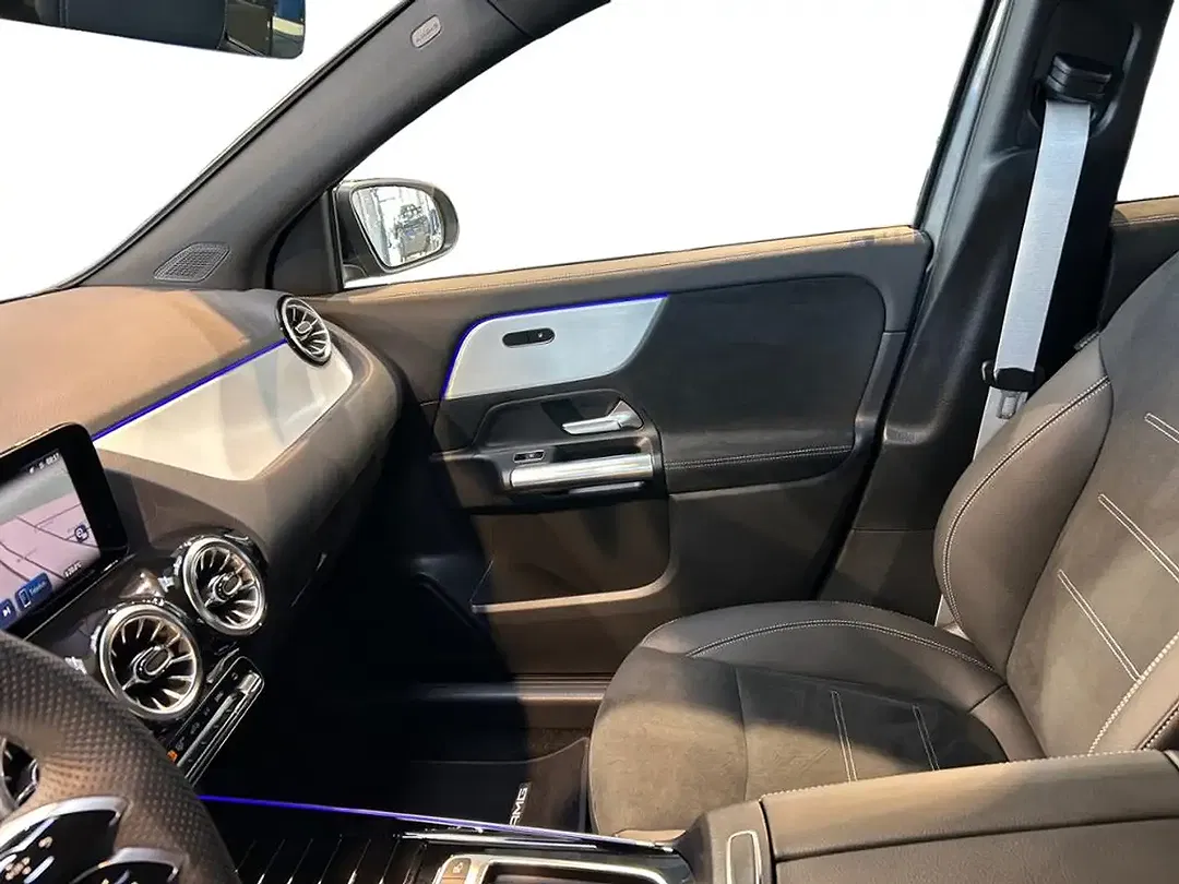 Mercedes-Benz GLA 200 AMG MBUX Night - Thumbnail 4