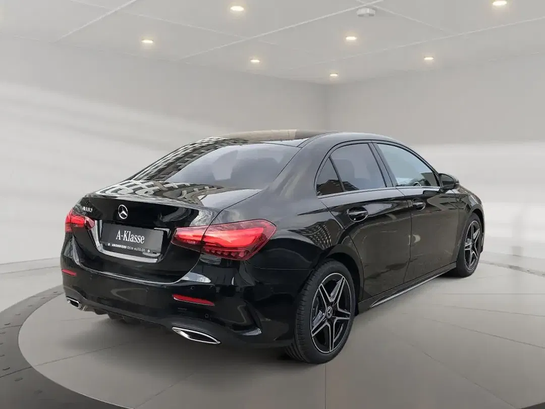 Mercedes-Benz A 180 AMG MBUX Night - foto 2