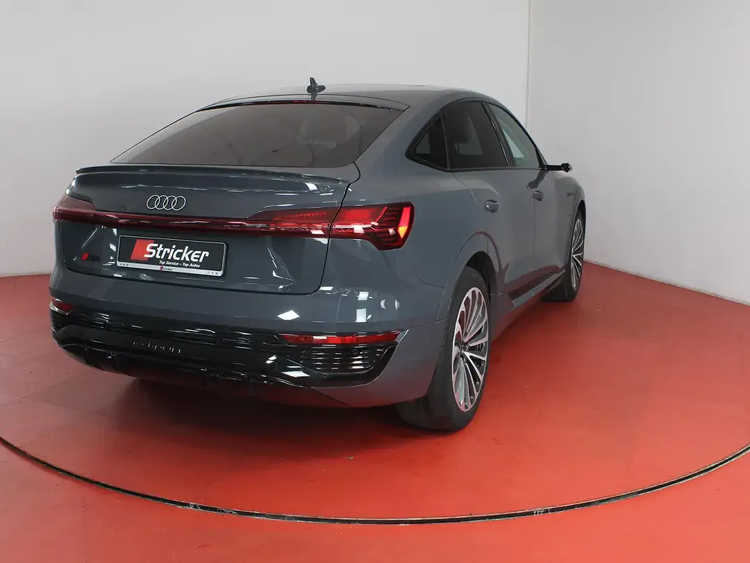 Audi Q8 e-tron quattro Sportback S line - Thumbnail 3