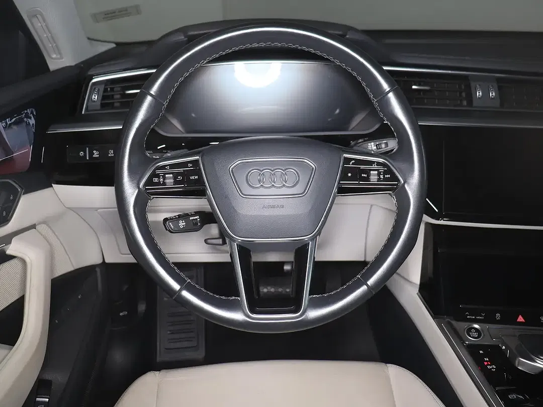 Audi Q8 e-tron quattro Sportback S line - Thumbnail 4