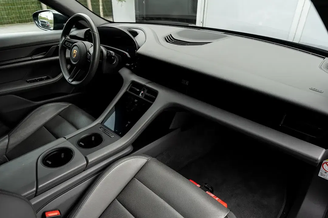 Porsche Taycan - Thumbnail 12