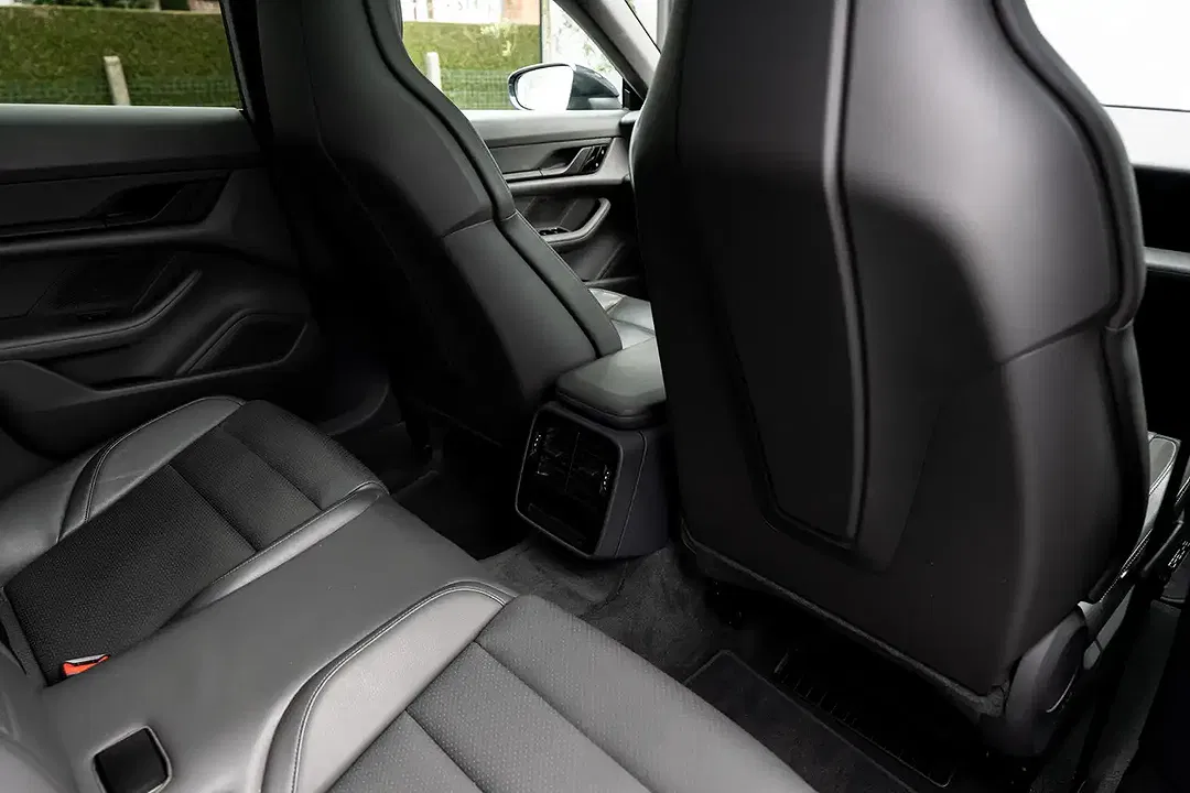 Porsche Taycan - Thumbnail 13