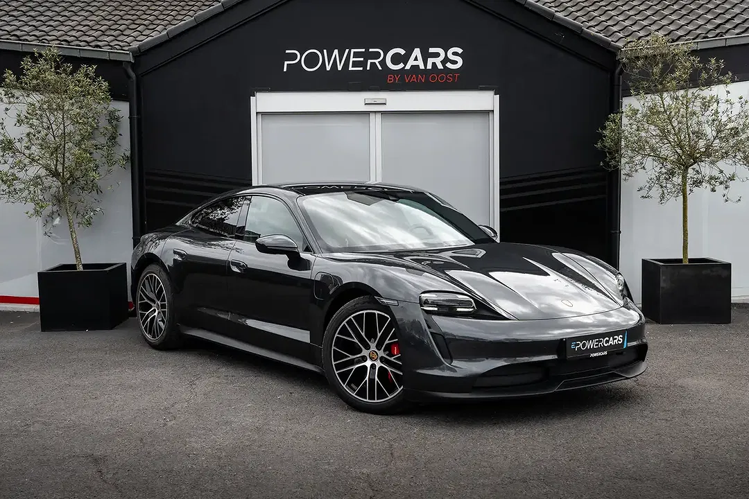 Porsche Taycan - Thumbnail 3