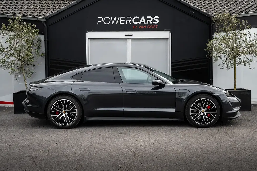 Porsche Taycan - Thumbnail 4