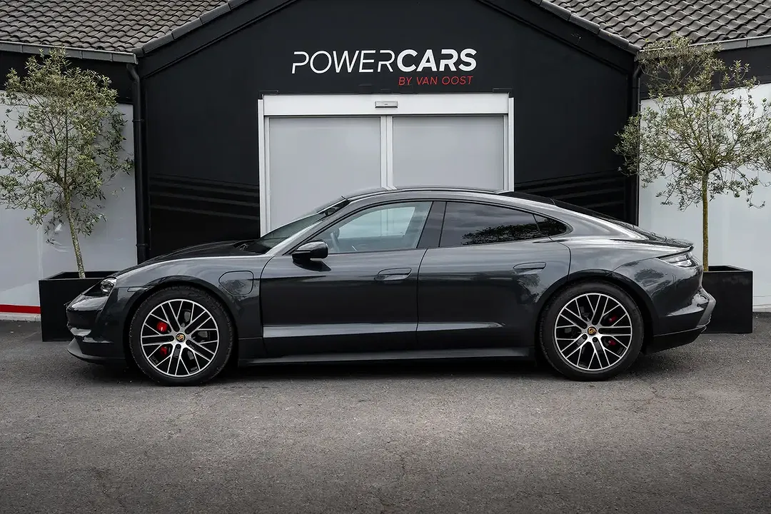 Porsche Taycan - Thumbnail 8