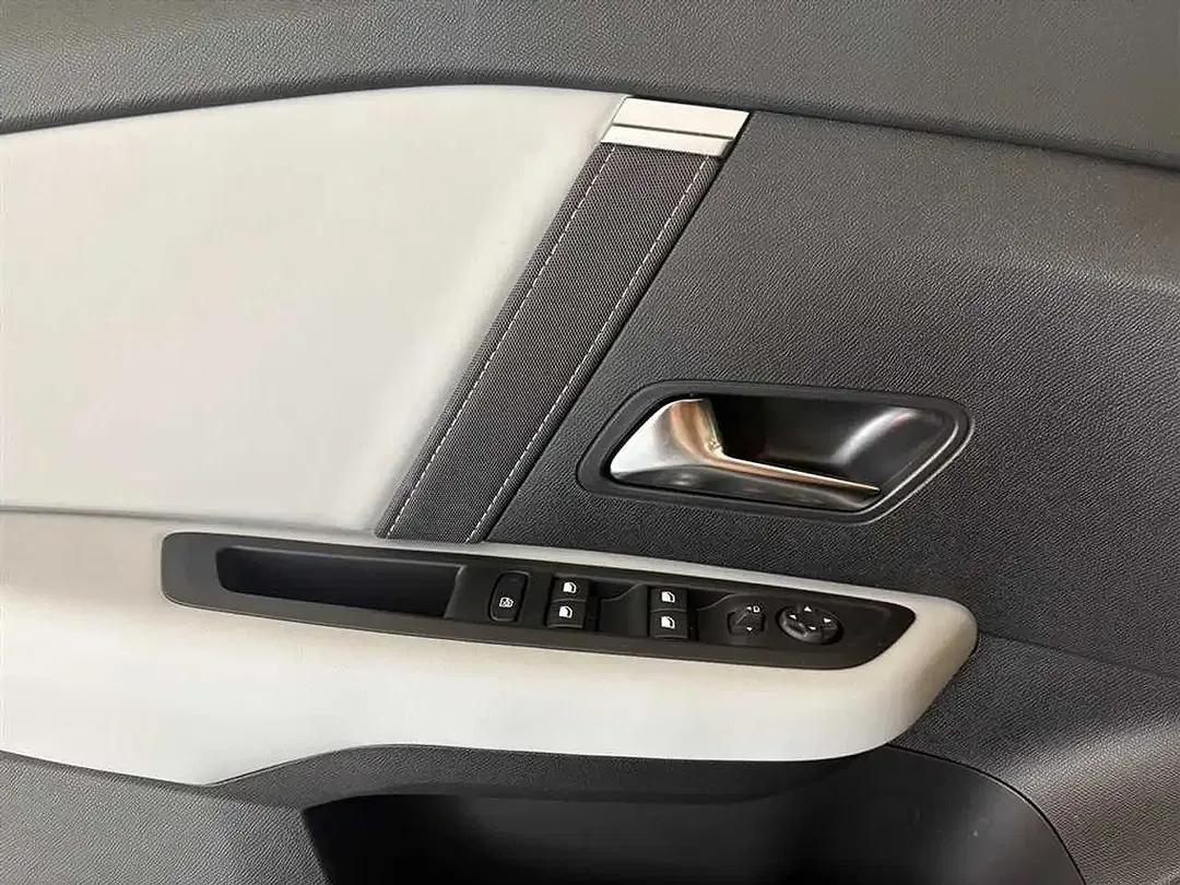 Citroen C4 EAT8 Hybrid - Thumbnail 11