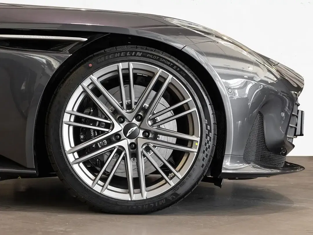 Aston Martin DB12 Coupe - Thumbnail 3