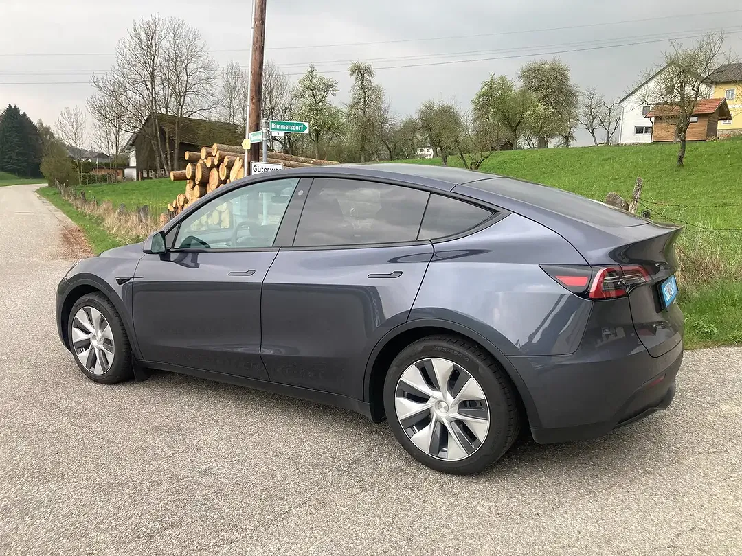 Tesla Model Y - Thumbnail 3