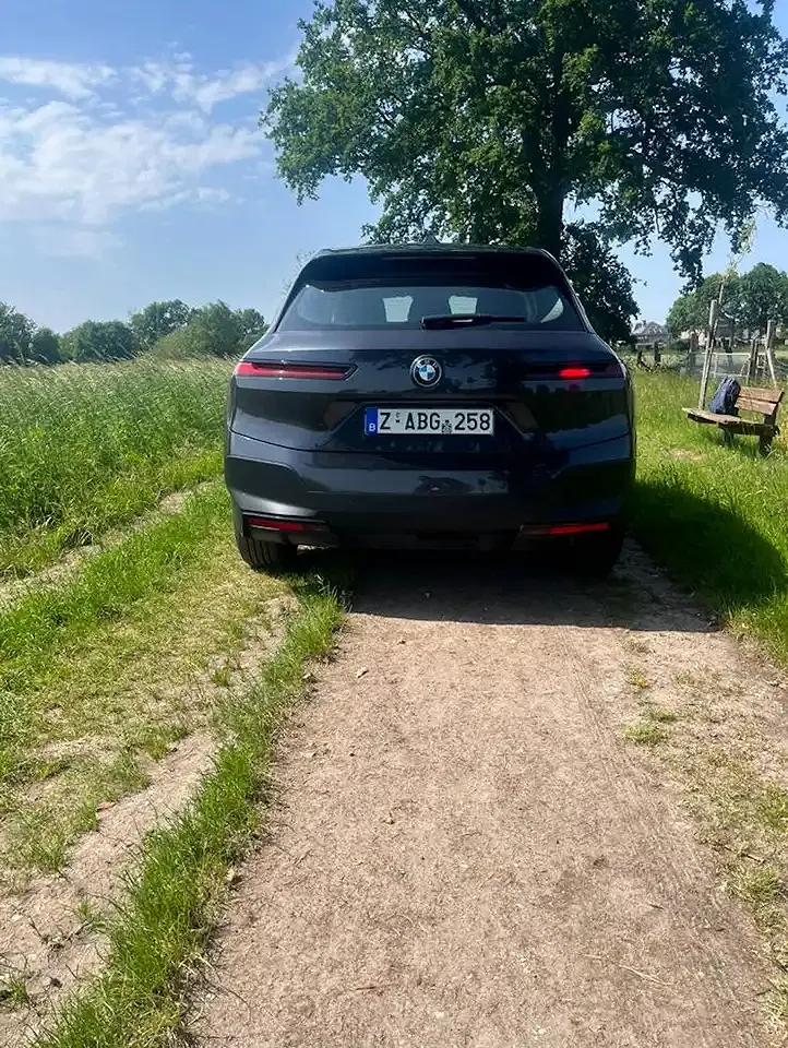 BMW iX xDrive - Thumbnail 3