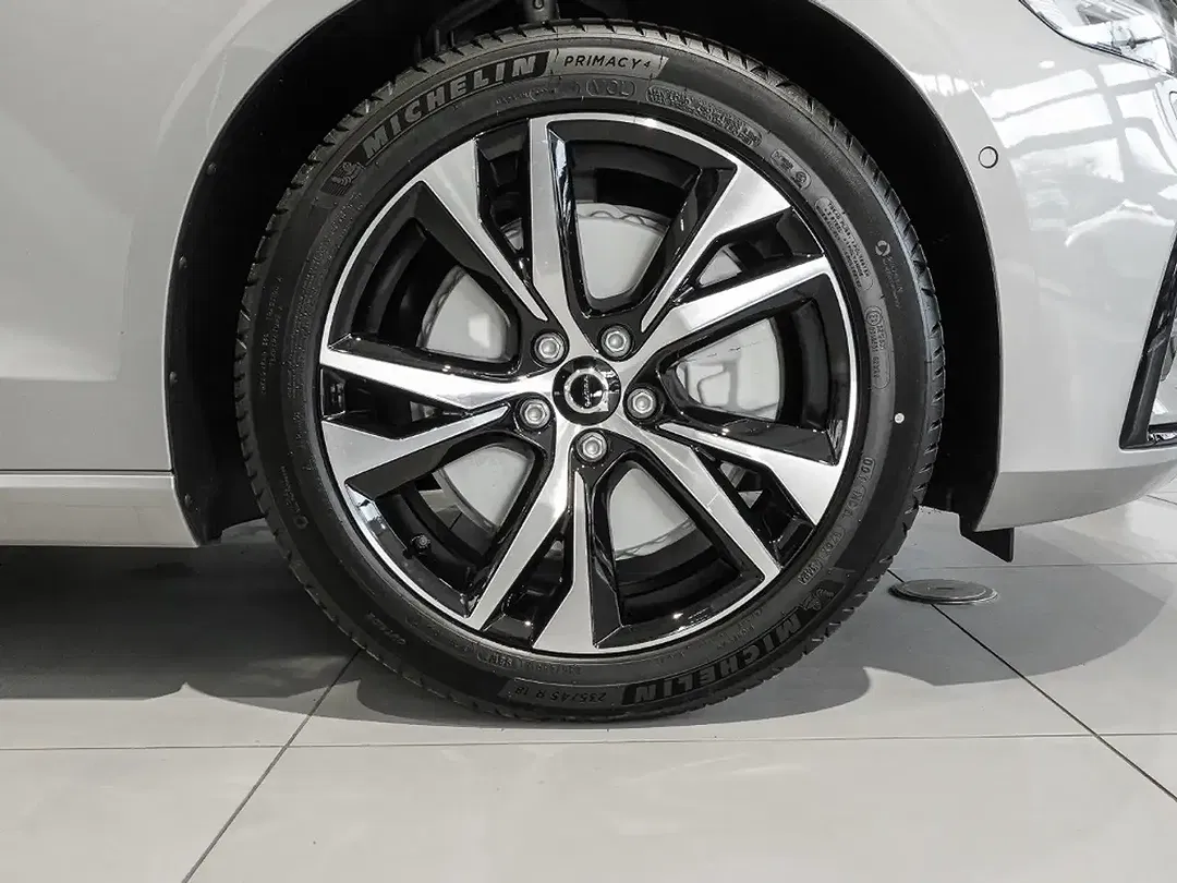 Volvo V60 B4 Plus Dark - Thumbnail 3