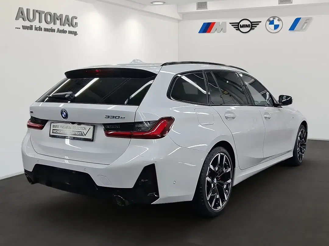 BMW 330 xDrive Touring - Thumbnail 3