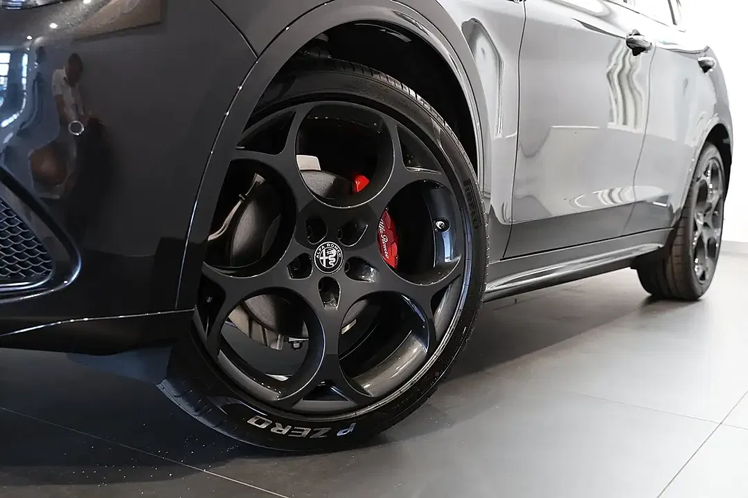 Alfa Romeo Stelvio 2.2 16V Q4 Veloce - Thumbnail 3