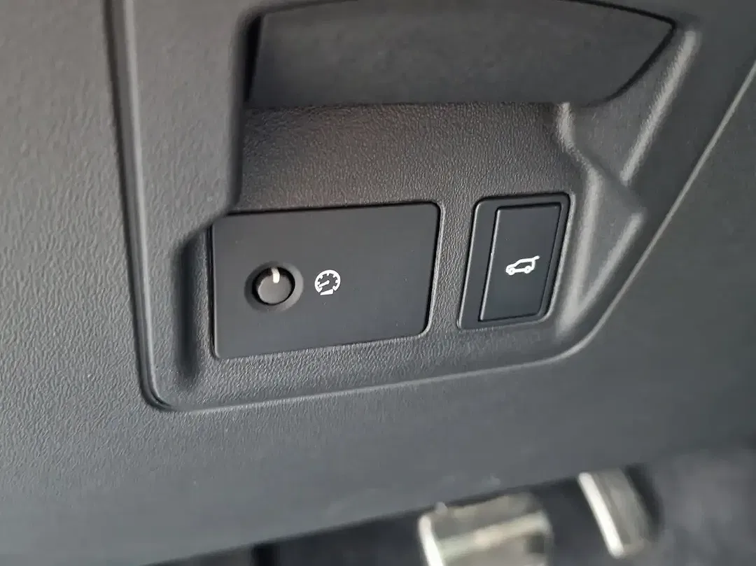 Land Rover Range Rover Velar R-Dynamic SE - Thumbnail 14
