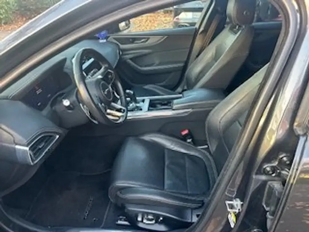 Jaguar XE 4x4 R-Dynamic SE - Thumbnail 10