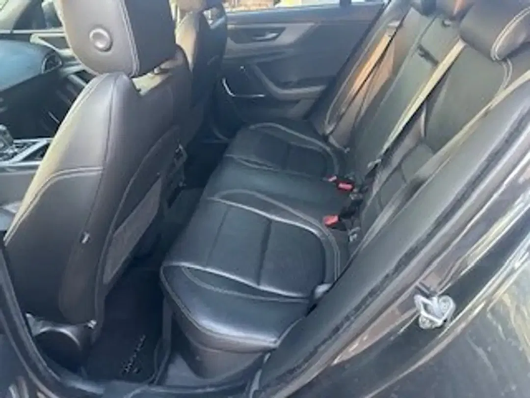 Jaguar XE 4x4 R-Dynamic SE - Thumbnail 13