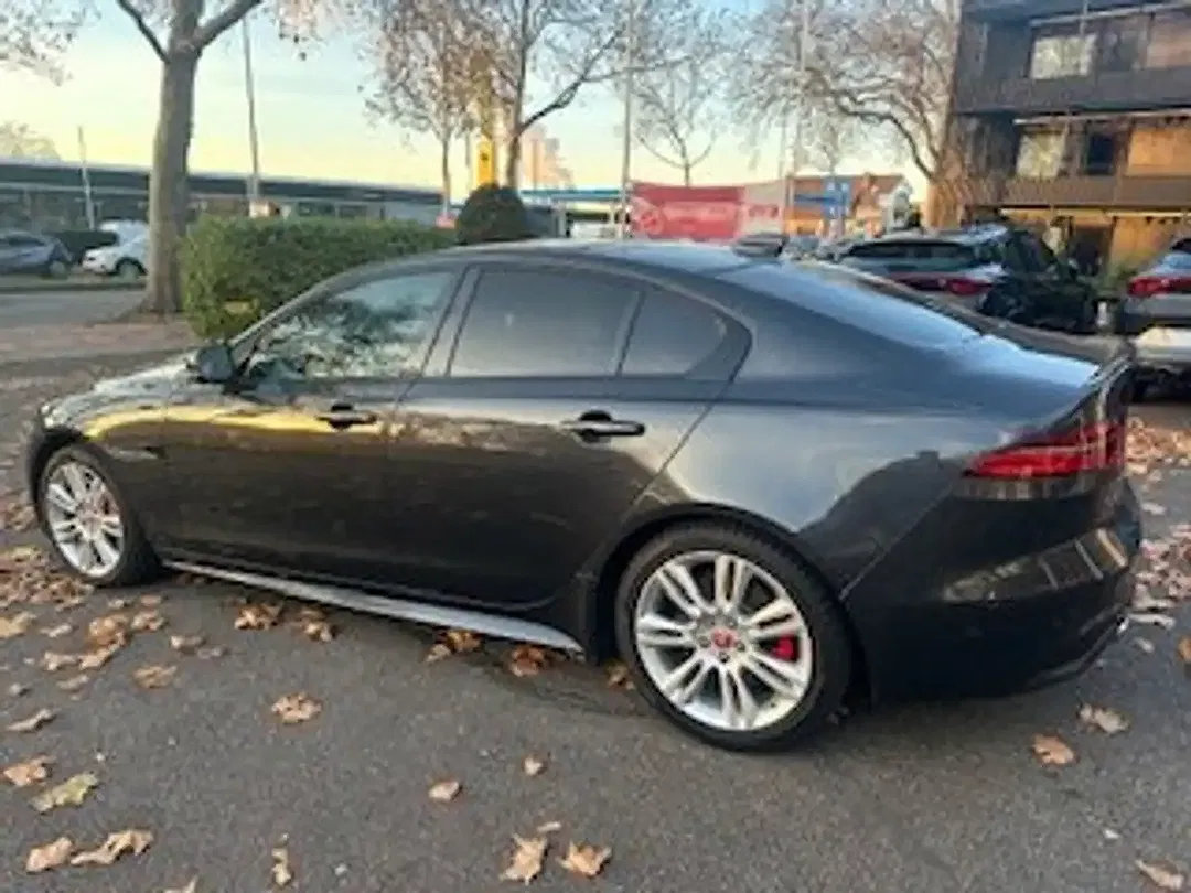 Jaguar XE 4x4 R-Dynamic SE - Thumbnail 5