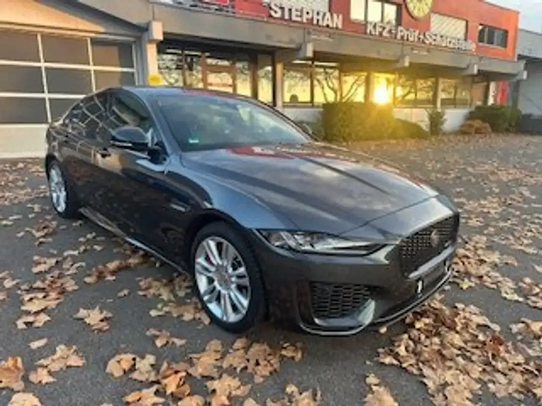 Jaguar XE 4x4 R-Dynamic SE - Thumbnail 8