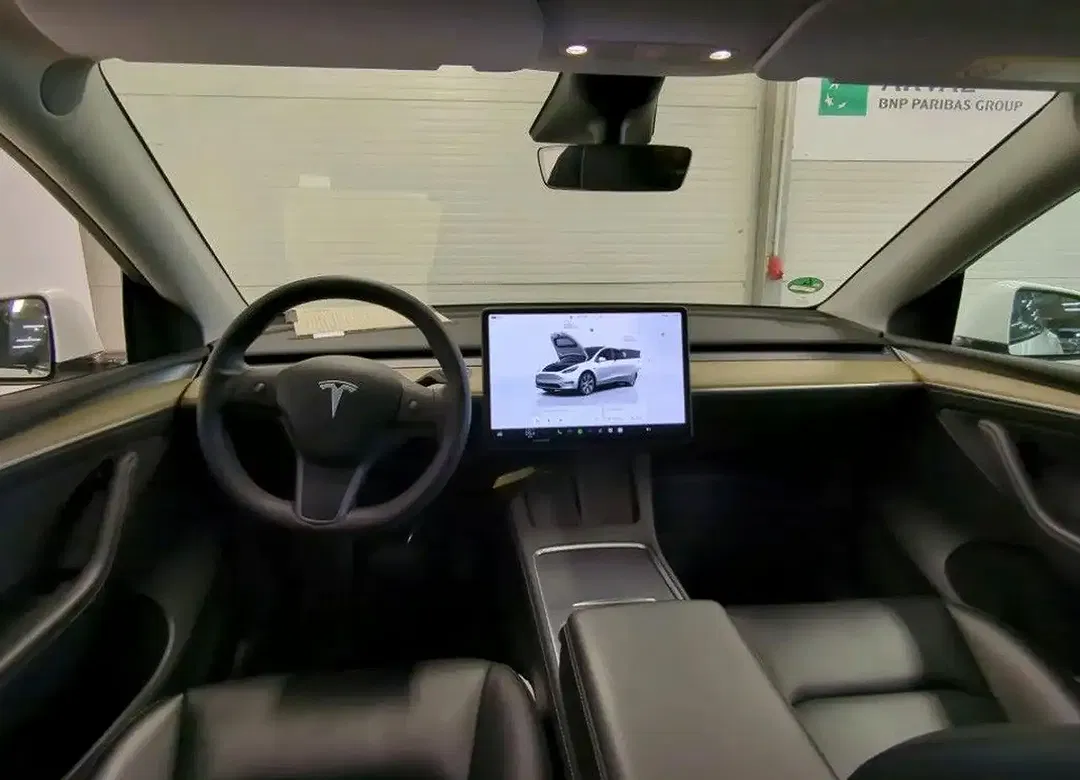 Tesla Model Y AWD Dual Motor Long Range - Thumbnail 3