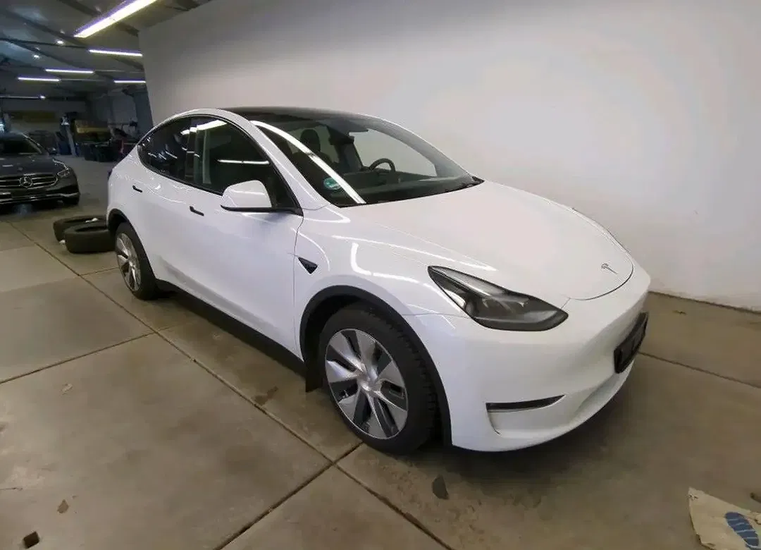 Tesla Model Y AWD Dual Motor Long Range - Thumbnail 5