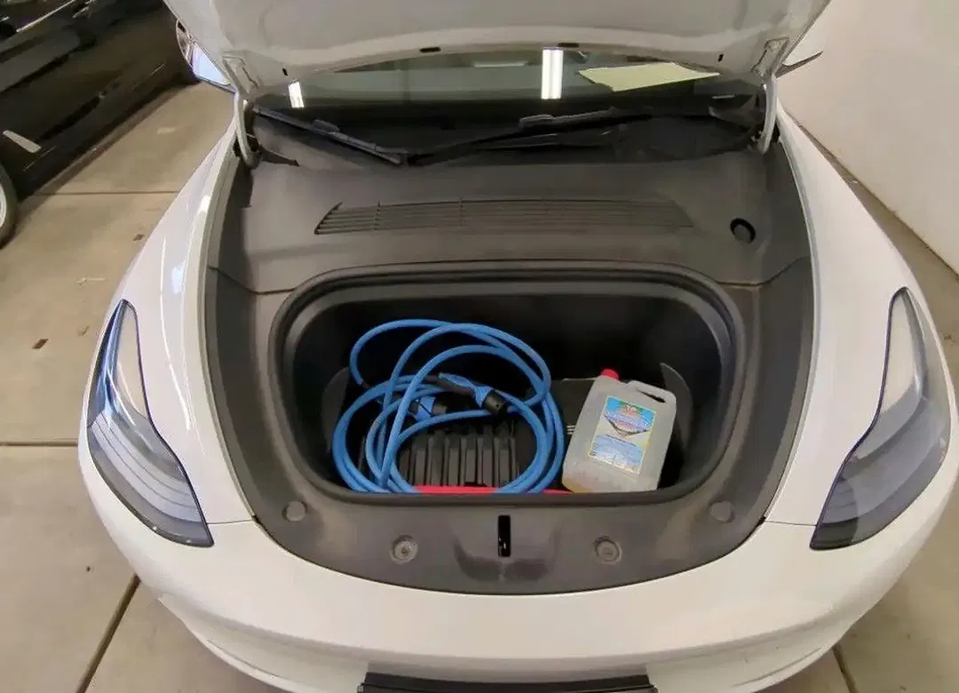 Tesla Model Y AWD Dual Motor Long Range - Thumbnail 6