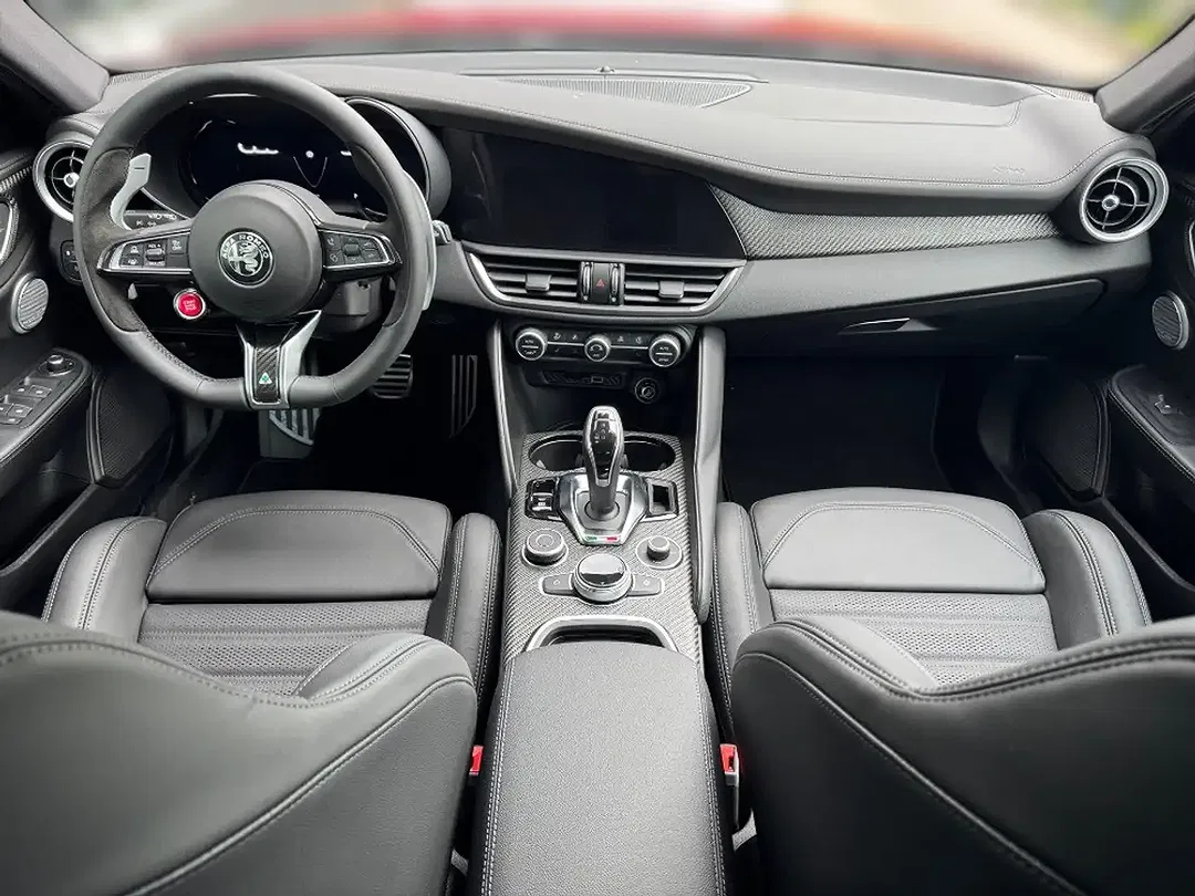 Alfa Romeo Giulia Quadrifoglio - Thumbnail 10