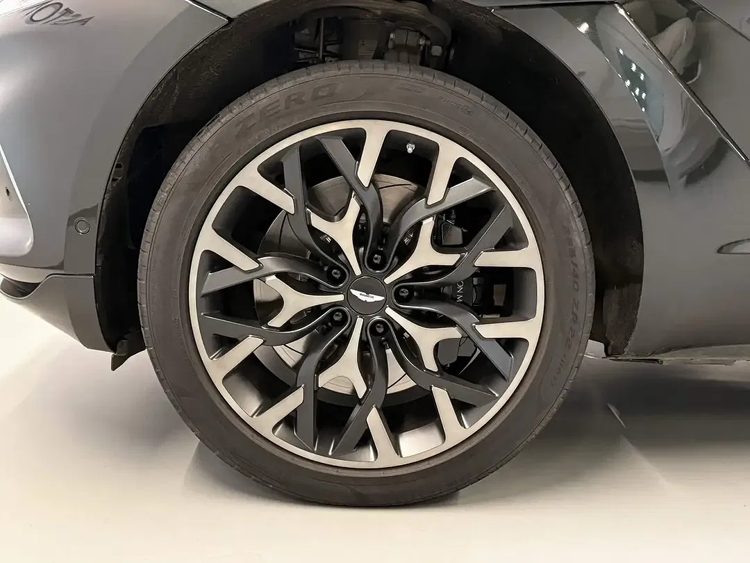 Aston Martin DBX V8 - Thumbnail 9