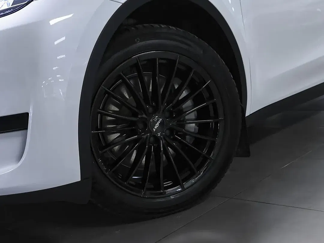 Tesla Model Y RWD - Thumbnail 10