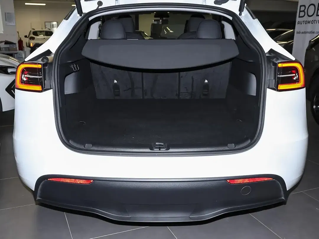 Tesla Model Y RWD - Thumbnail 11