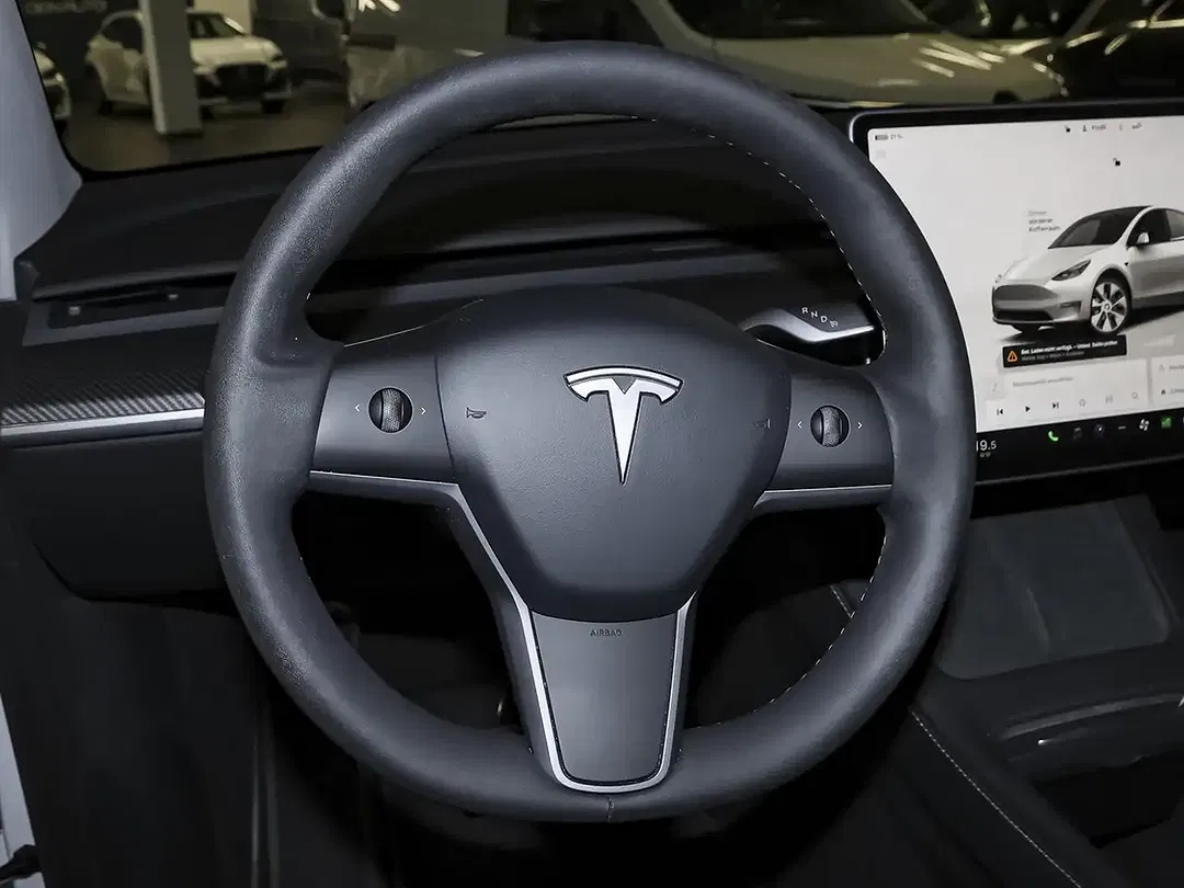 Tesla Model Y RWD - Thumbnail 13