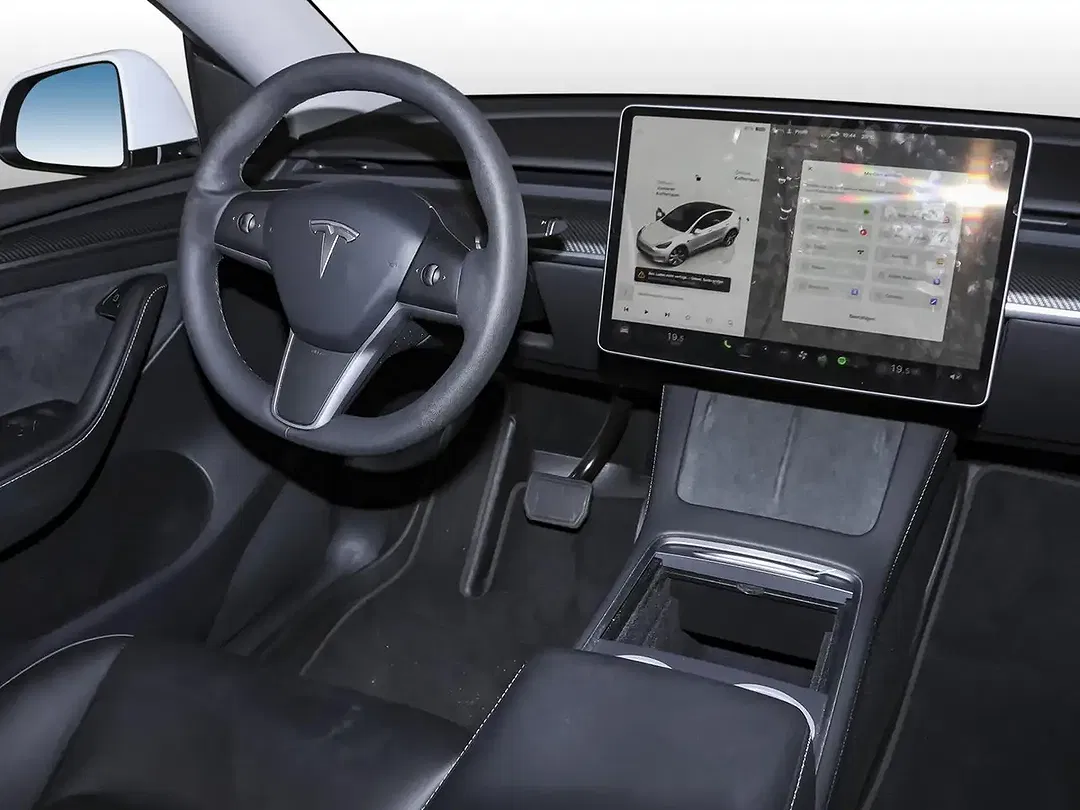 Tesla Model Y RWD - Thumbnail 6