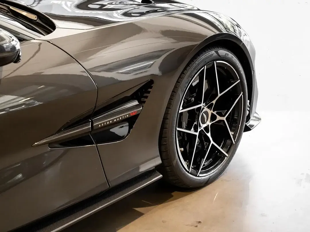 Aston Martin Vanquish Coupe - Thumbnail 9