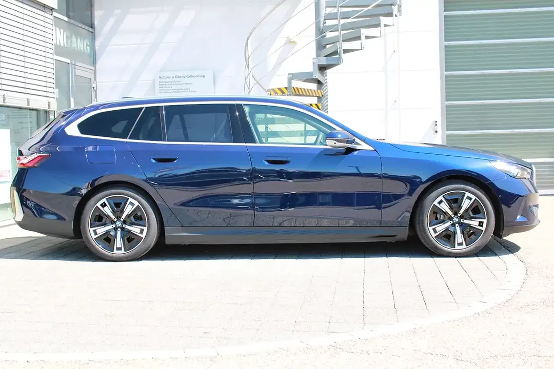 BMW i5 eDrive Touring - Thumbnail 3