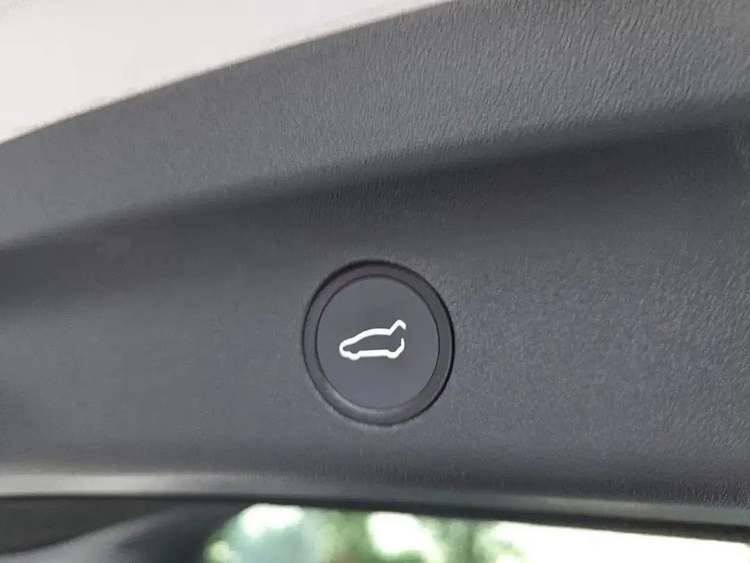 Tesla Model Y Dual Motor Long Range - Thumbnail 14