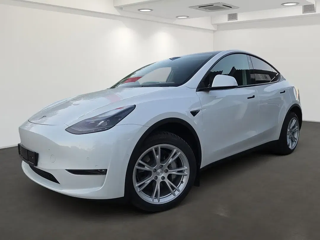 Tesla Model Y Dual Motor Long Range - Thumbnail 2