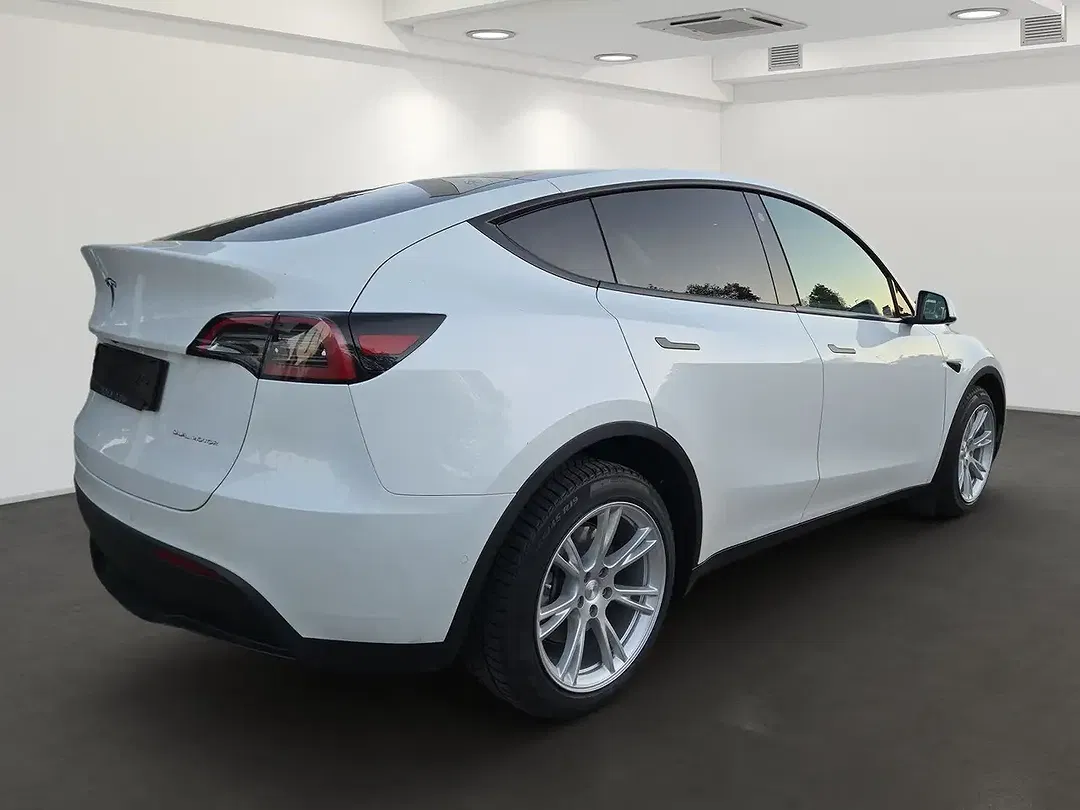 Tesla Model Y Dual Motor Long Range - Thumbnail 4