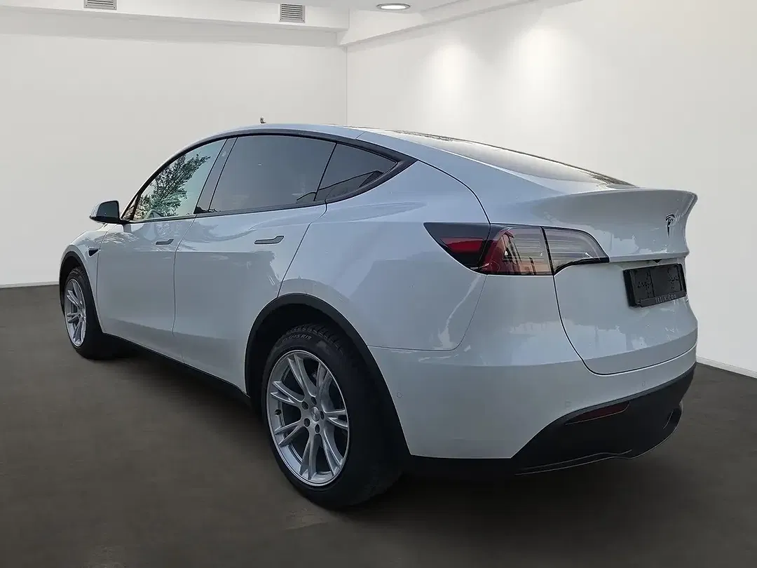 Tesla Model Y Dual Motor Long Range - Thumbnail 5