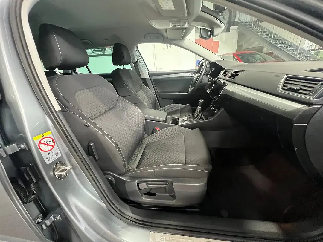 Skoda Superb 2.0 TDI Combi - foto 15