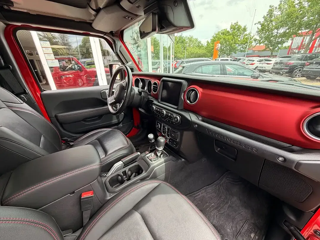 Jeep Wrangler - Thumbnail 13