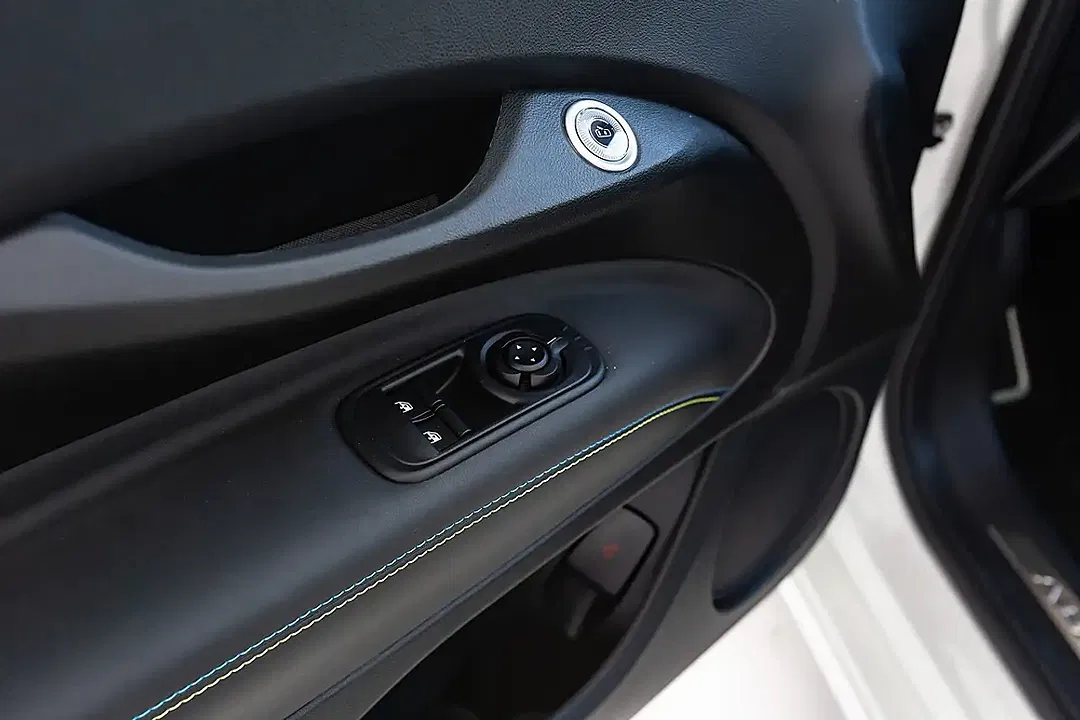 Abarth 500e Scorpionissima - Thumbnail 10