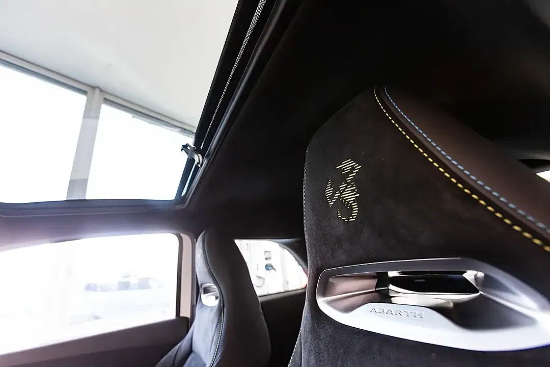 Abarth 500e Scorpionissima - foto 14