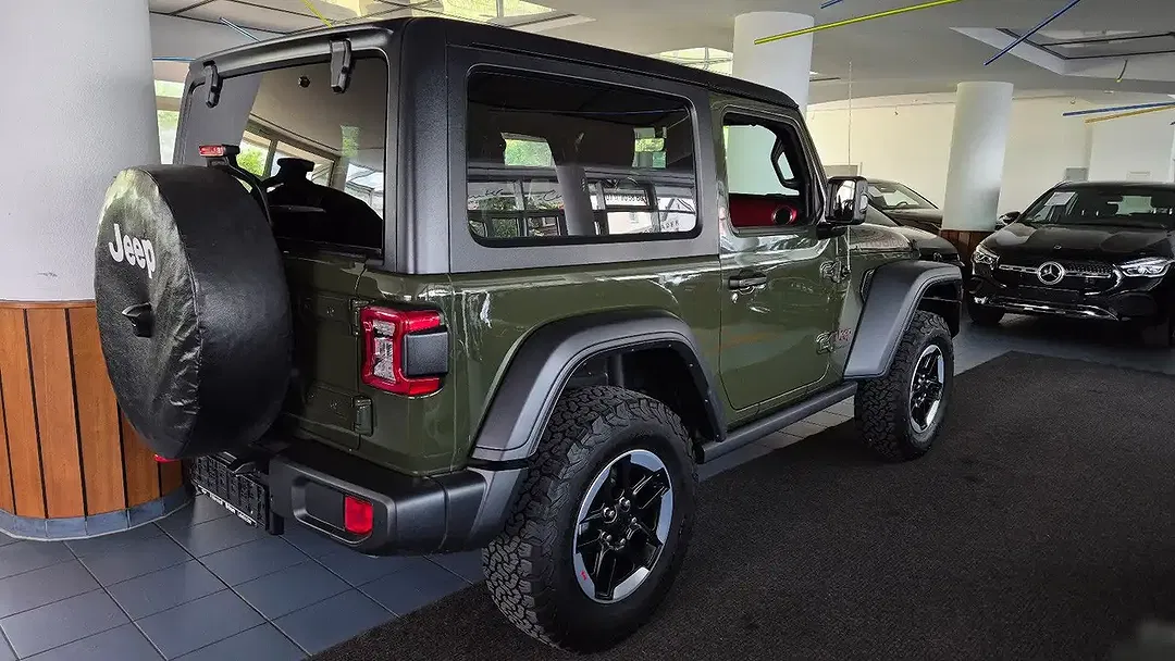Jeep Wrangler Unlimited Rubicon - Thumbnail 5