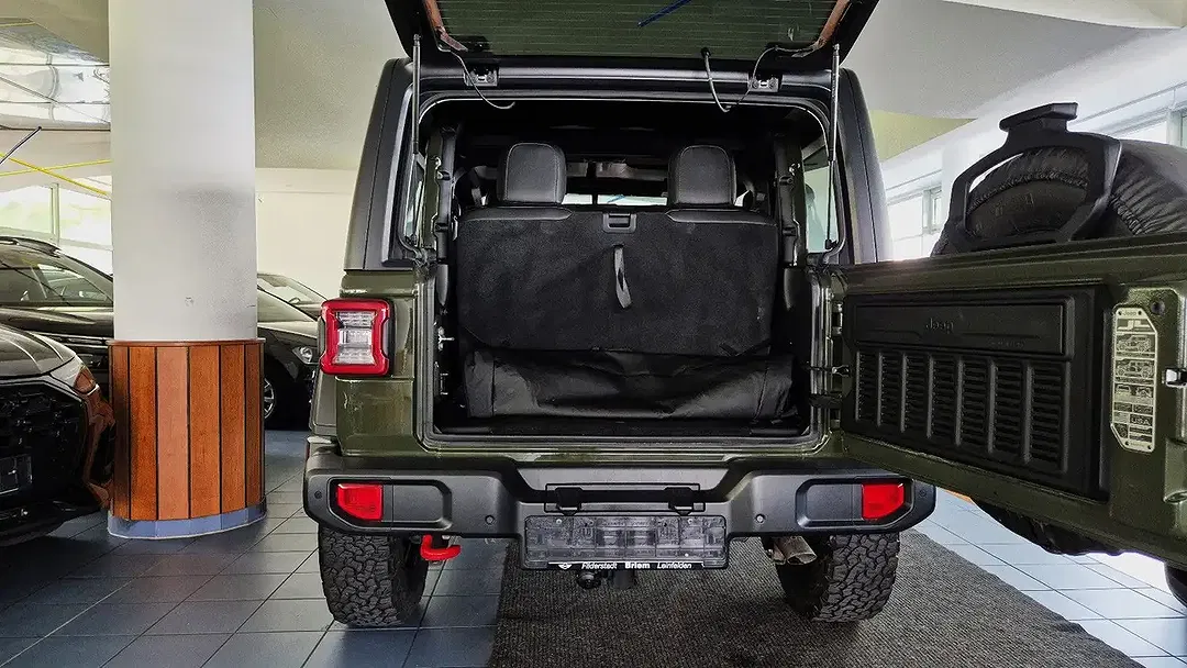 Jeep Wrangler Unlimited Rubicon - Thumbnail 8