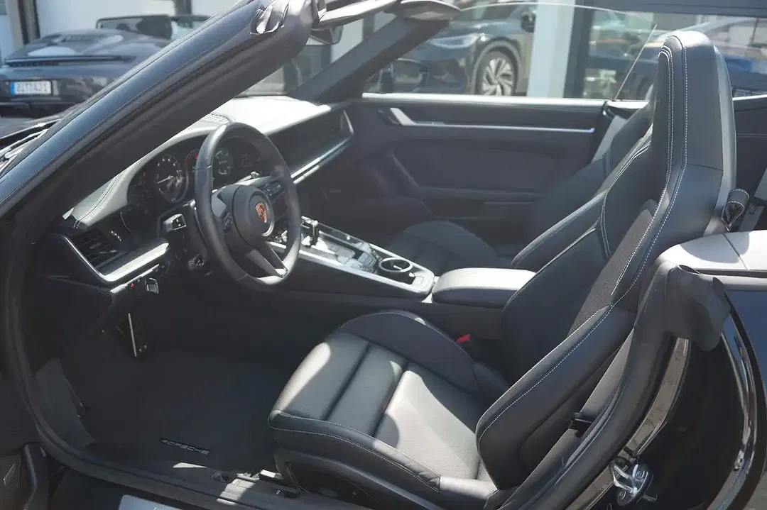 Porsche 911 Carrera 4S Cabriolet - Thumbnail 13
