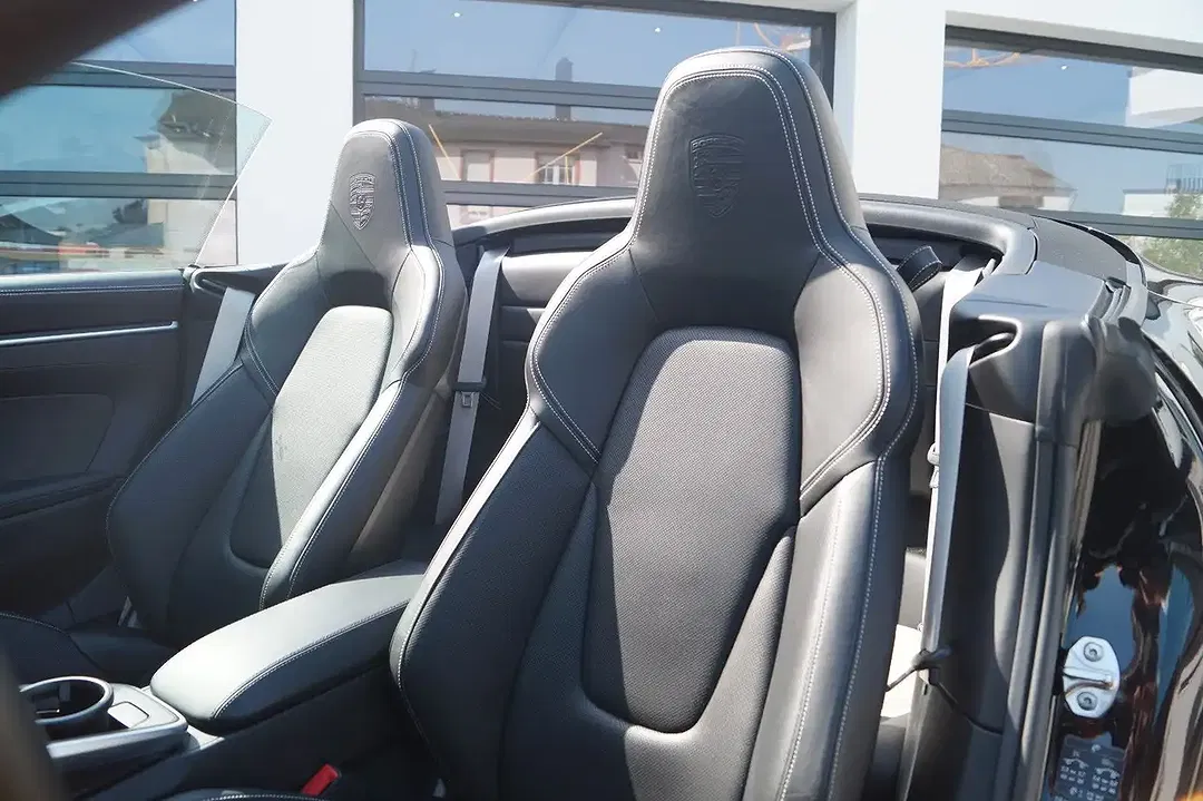 Porsche 911 Carrera 4S Cabriolet - Thumbnail 16