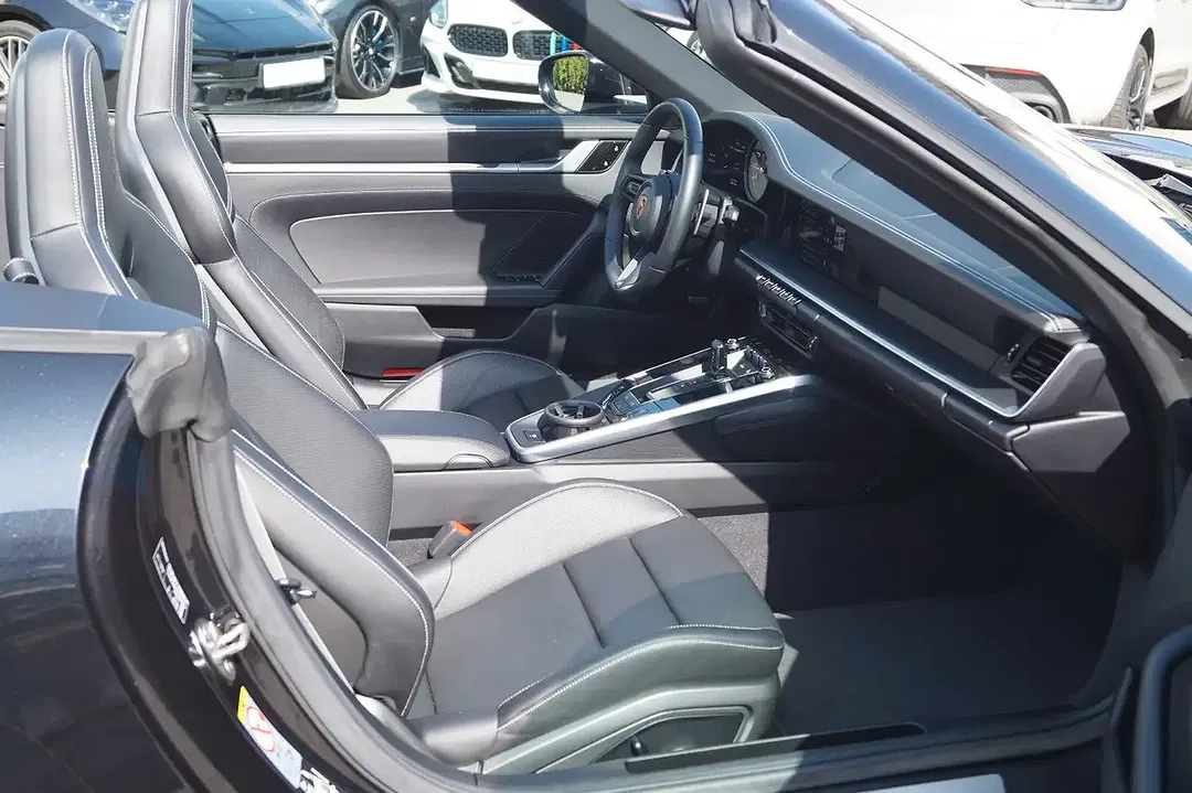 Porsche 911 Carrera 4S Cabriolet - Thumbnail 19