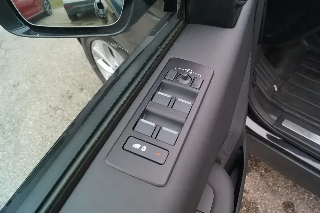 Land Rover Discovery D250 AUT 4x4 - Thumbnail 8