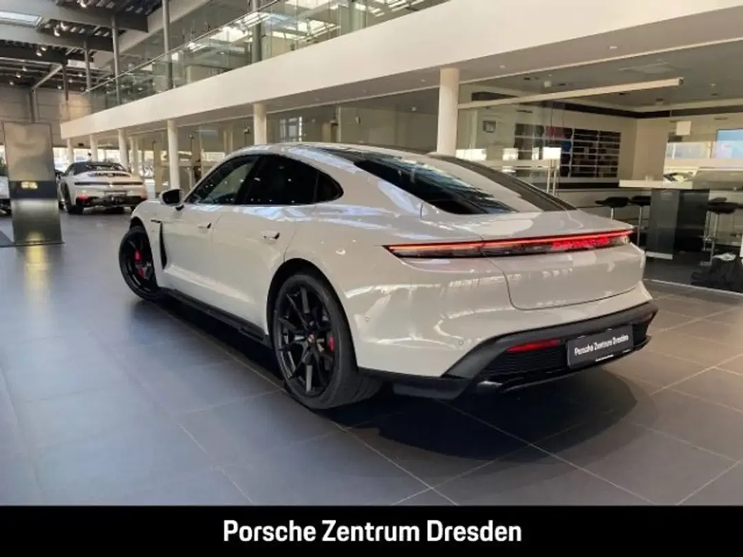 Porsche Taycan GTS Active - Thumbnail 3
