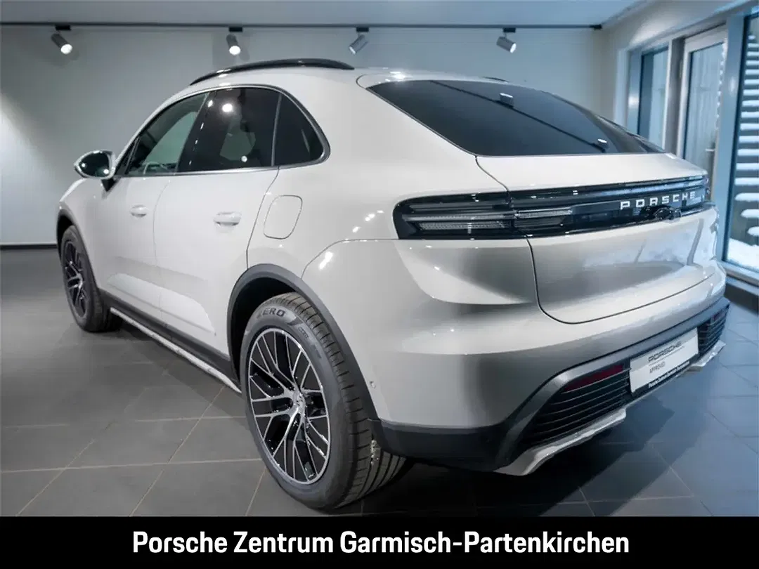 Porsche Macan 4 - Thumbnail 3