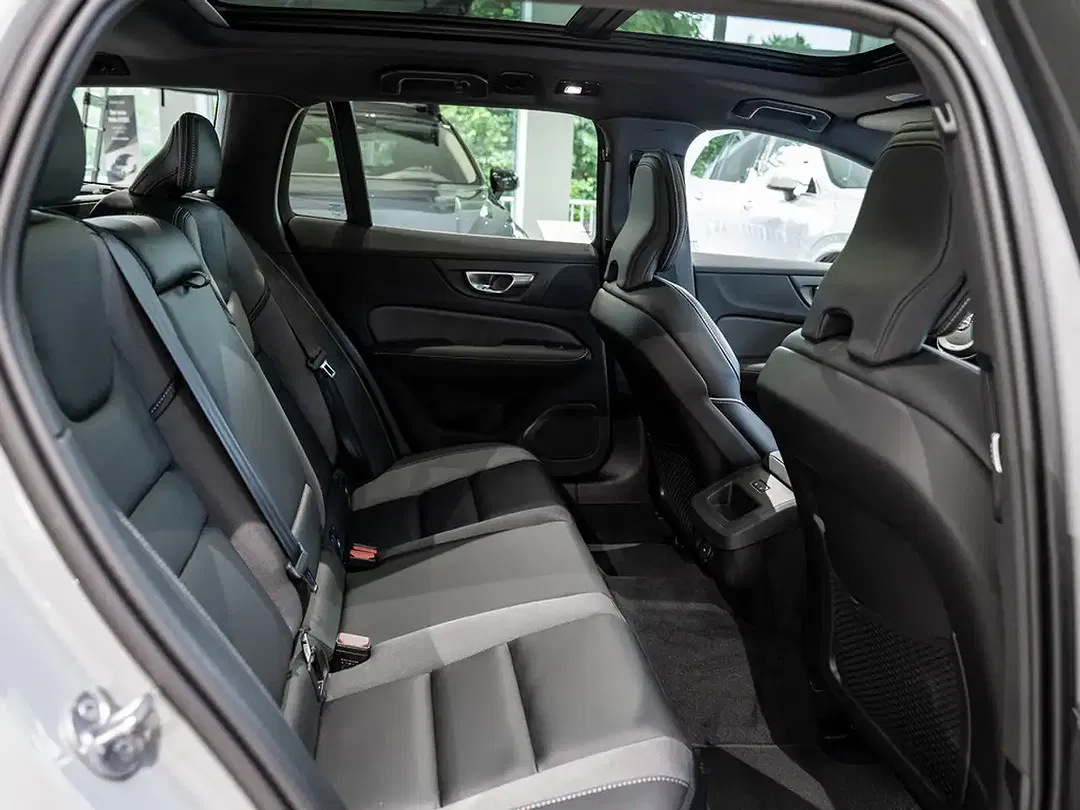Volvo V60 B4 Plus Dark - Thumbnail 6