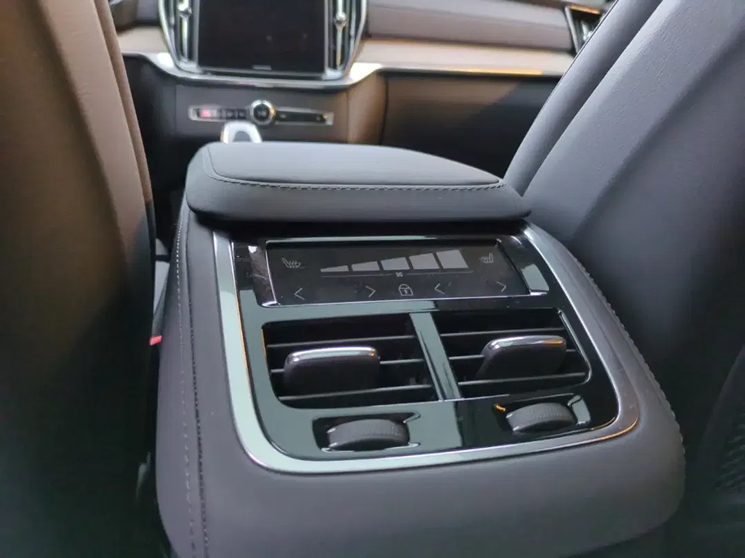 Volvo XC90 PHEV Hybrid AWD Recharge Plus Dark - Thumbnail 23